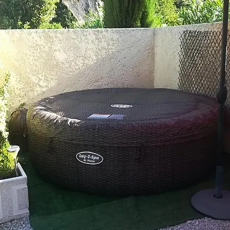 Bed & Breakfast Mas De La Coucourde